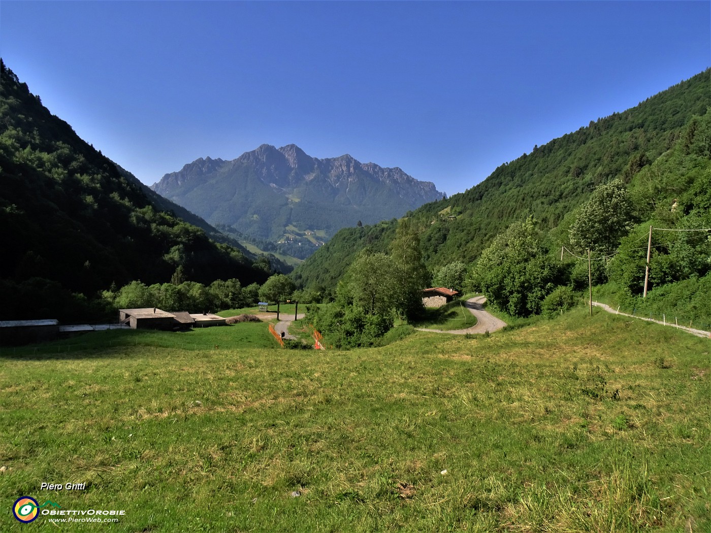 08 Partenza da Pian Bracca (1100 m) di Zorzone-Oltre il Colle.JPG